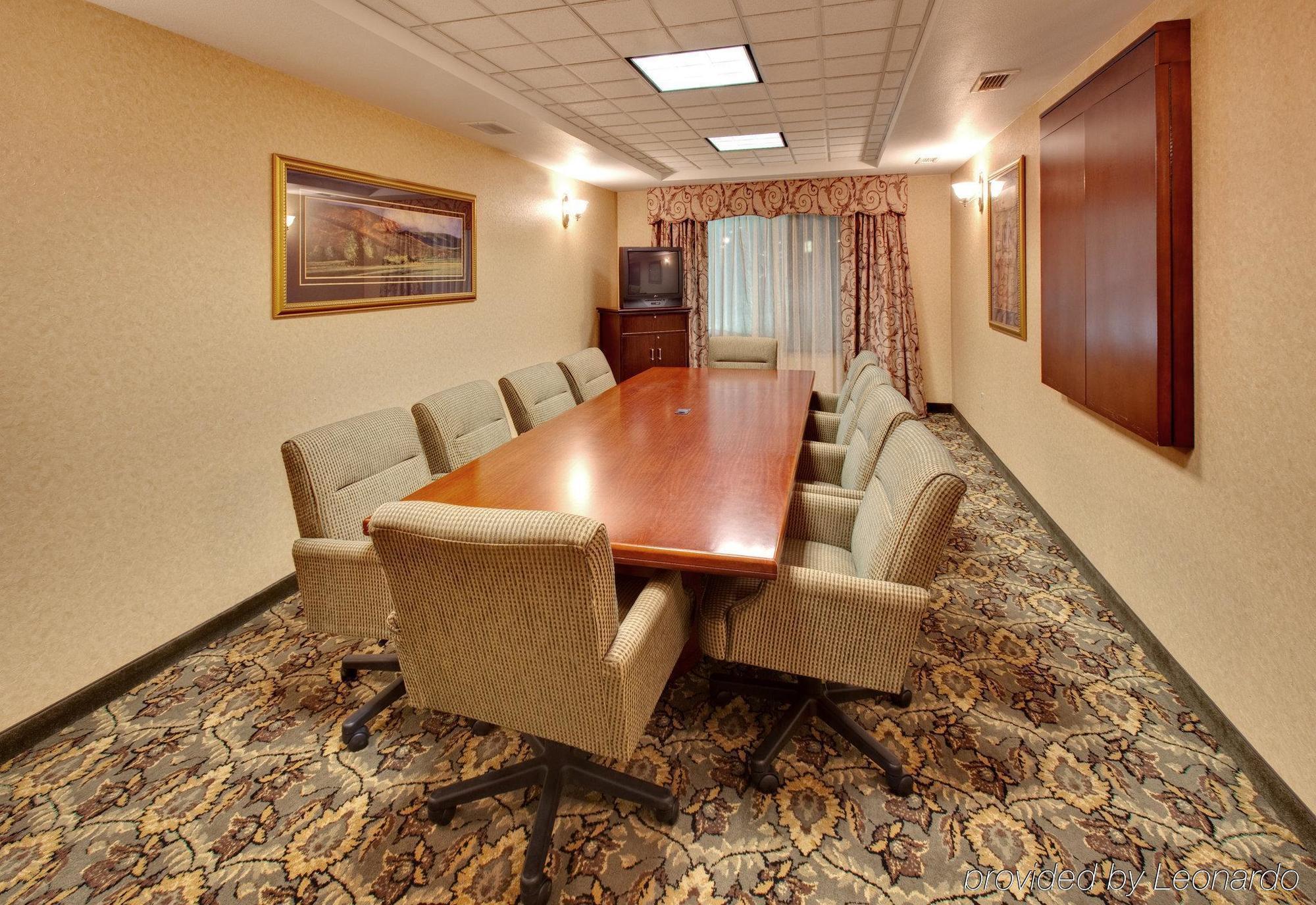 Holiday Inn Express Hotel & Suites Bismarck By Ihg Facilități foto
