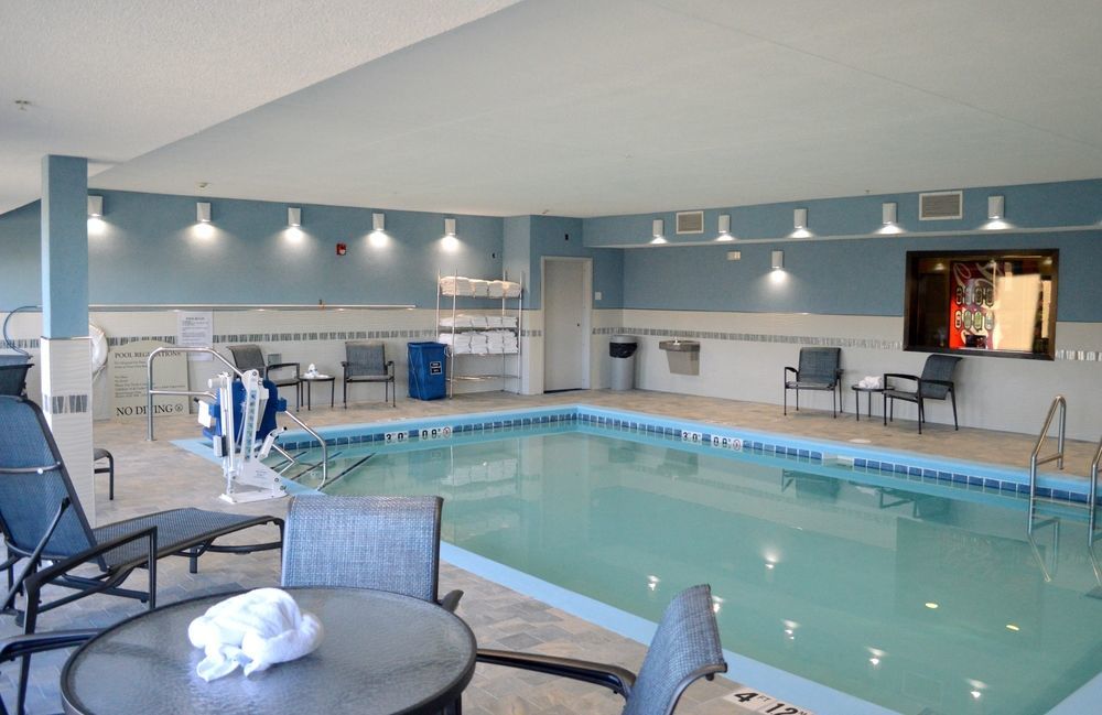 Holiday Inn Express Hotel & Suites Bismarck By Ihg Exterior foto
